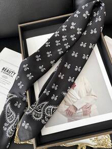 1条70*70厘米方形丝巾，女士缎面印花头巾，可作包巾、头带、发带、披肩、围巾、围巾、头巾，时尚女士发饰，适合搭配连衣裙。