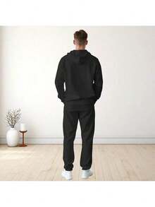 CONJUNTO CASUAL TIPO DEPORTIVO 2 PIEZAS, SUDADERA CON CAPUCHA Y PANTALON CON JARETA Y BORDADO PARA HOMBRE OKLAHOMA - Negro - Ver 2