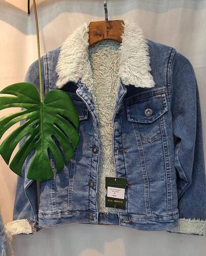 jaqueta jeans com pelinho com lycra   Bloco de cores  Cortar e costurar      Bolso  Retalho  Botões na frente