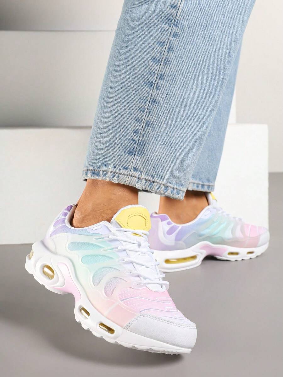 Sports Shoes Sneakers Decorated With Embossing - Green - View 1