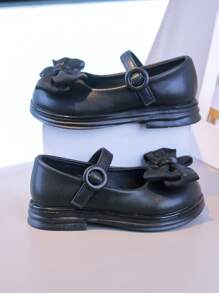 Zapatos elegantes negros para niñas: El lacito añade un Charm femenino