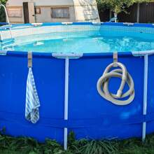 1/2 pièces Support de tige de piscine réglable - en plastique, idéal pour les piscines hors-sol, comprend le filet de piscine et les accessoires de crochet de brosse. Accessoires de piscine | Support réglable | Construction en plastique, support de tige de piscine sécurisé et fiable. Accessoires de piscine, articles de plage essentiels, accessoires de plage, flotteur de piscine