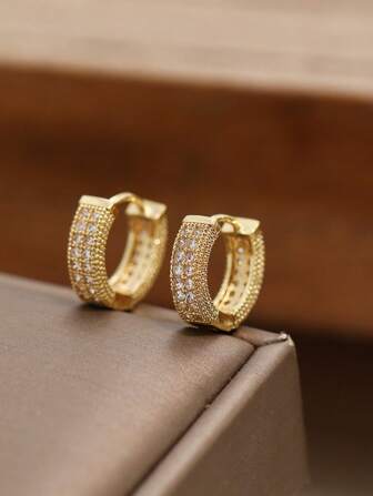 1 对奢华精致简约冰晶几何环空金色圆形吊坠耳环密镶耀眼多颗闪亮 CZ 方晶锆石 Huggie 软骨袖口奢华时尚圆形耳环扣适合女士婚宴度假派对珠宝礼物