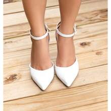 Scarpin Feminino Salto Bloco Alto Confortável Bico Fino com Fivela Branco Elegante Fashion, Scarpin Fivela Tornozelo
