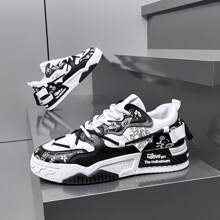 Lightweight Design Outdoor Leisure Sports Shoes Grip A Lot Of Color Stitching Design Suitable For Outdoor Travel Street Walking Skateboards.
