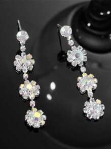 1 paire de boucles d'oreilles élégantes en cristal et strass pour femmes, boucles d'oreilles à clous en strass géométriques, boucles d'oreilles pendantes flocon de neige uniques. Bijoux de mode sophistiqués pour les femmes recherchant un design distinctif, convenant aux tenues de travail et de week-end décontractées, apportant une touche raffinée