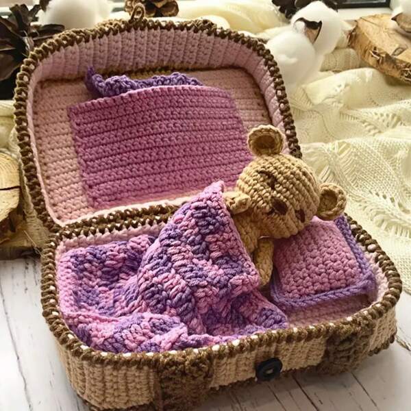 Lila Box mit gehäkeltem Bären Bastelset (kein fertiges Produkt, erfordert Handstrickarbeiten), enthält komplettes Strickset und Instruktionsvideo-Tutorial. Perfektes Geschenk für Familie, Freunde und Liebhaber, geeignet für Weihnachten, Halloween und andere Anlässe