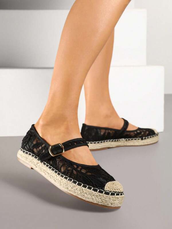 Flache Spitzespadrilles mit Riemen, verziert mit Flechte