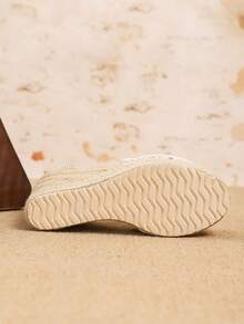 女式厚底坡跟时尚凉鞋。编织草底，休闲优雅女士平底鞋。白色、黑色、红色、金色、绿色、黄色。 - 白色 - 查看 4