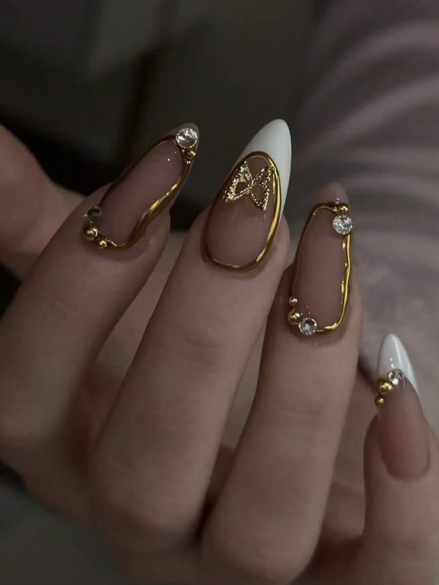 24片装中号杏仁形美甲贴纸，白色法式美甲风格，饰以金色珠子、水钻和蝴蝶图案，复古设计，适合女性和女孩夏季日常佩戴。 - 彩色 - 查看 1