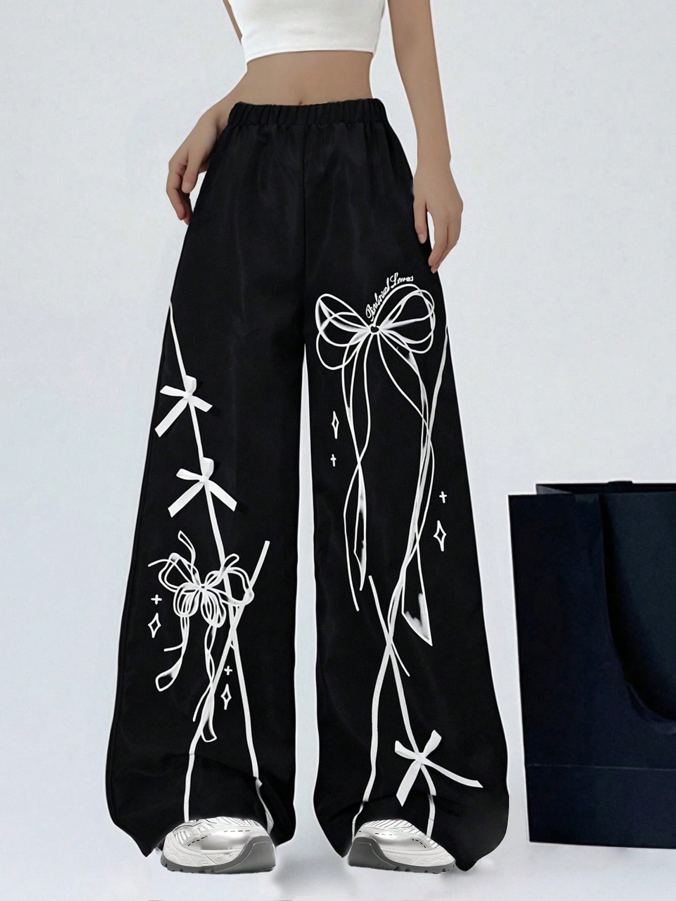 بناطيل كاجوال بناتي بشكل عصري بطبعات شريطية، تنسق...