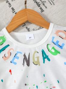 Set da 2 pezzi per ragazzi giovani, composto da t-shirt con stampa artistica a doodle e lettering casual, e pantaloncini di jeans, per uso quotidiano estivo, all'aperto, feste e vacanze, abbigliamento estivo per ragazzi 4-7 anni, moda per ragazzi
