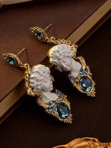 一对复古手绘白色浮雕肖像复古法式宫廷风格闪亮浅蓝色耳环。