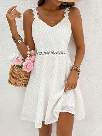 Nouvelle robe élégante style femme avec empiècement en dentelle, style débardeur et taille ajourée