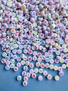 150/300/600 pezzi di perline in acrilico con motivo a lettere dorate su sfondo bianco, 4x7mm, adatte per la realizzazione di gioielli fai-da-te, progetti di collane e braccialetti