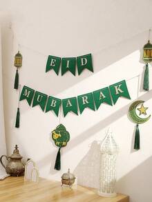 1/5/15件开斋节主题装饰。包含印有“EID MUBARAK”（开斋节快乐）字样的绿色三角旗，以及灯笼、星月和绵羊图案等装饰元素。非常适合穆斯林庆祝开斋节。也非常适合在开斋节期间装饰家居、清真寺或各种场所。