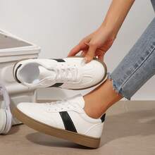 Women Sneakers Textured Velvet Thick Cushion Sneaker All Day Fit - 黑與白 - 查看 3