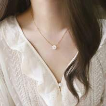 1 Stück Edelstahl Pfirsichblüten & Muschel Anhänger Halskette, süße elegante Choker Halskette für Frauen, Retro 18k Gold Muschelblumen Halskette im neuen Design für den täglichen Gebrauch für Frauen