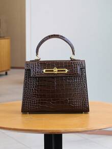 2025年高级凯莉夏季新款时尚女包，咖啡色鳄鱼压纹铂金包，适合OL通勤和百搭办公室使用，小巧结构化方包，百搭单肩斜挎包