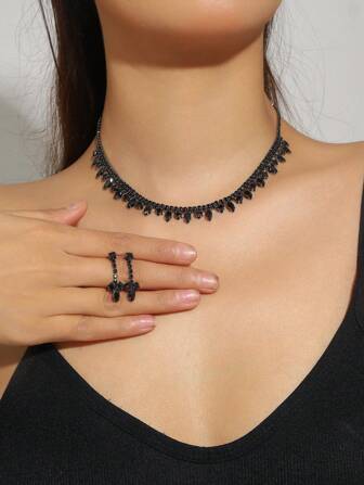 Ensemble de bijoux avec strass pour femmes, collier et boucles d'oreilles noirs, élégant et , minimaliste et polyvalent. Meilleur accessoire pour les mariages, les fêtes, les galas et les vacances