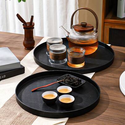 半个白色塑料圆形防滑托盘，带仿木纹凸边，适用于餐厅、食堂、酒店、万圣节、圣诞节装饰等场合，可用于盛放食物、饮料、咖啡和茶。