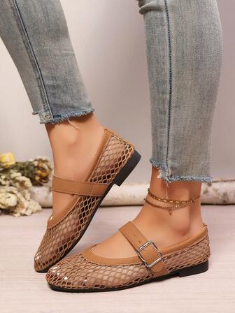 2025 Höst Dam Nya Vår/Sommar Brun Fisknät Ihåliga Lyxiga Mode Mångsidiga Andningsbara Catwalk Fest Dans Spänne Rem Mary Jane Lätt Mjuk Sula Chic Bohemiska Casual Utomhus Strand Semester Platta Loafers, Balettskor