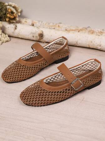 2025 Höst Dam Nya Vår/Sommar Brun Fisknät Ihåliga Lyxiga Mode Mångsidiga Andningsbara Catwalk Fest Dans Spänne Rem Mary Jane Lätt Mjuk Sula Chic Bohemiska Casual Utomhus Strand Semester Platta Loafers