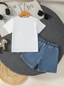 Set da 2 pezzi per ragazzi giovani, composto da t-shirt con stampa artistica a doodle e lettering casual, e pantaloncini di jeans, per uso quotidiano estivo, all'aperto, feste e vacanze, abbigliamento estivo per ragazzi 4-7 anni, moda per ragazzi