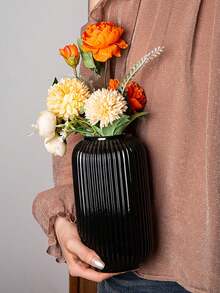 1 buc. Vază verticală neagră, modernă, minimalistă, cu linii netede și textură lucioasă, potrivită pentru alb și alte culori de amplasare a florilor artificiale. Este potrivită pentru măsuța de cafea modernă în sufragerie, noptieră nordică în dormitor și alte decorațiuni ale spațiului de acasă, adăugând un stil elegant interiorului.