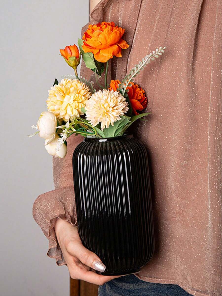 1 buc. Vază verticală neagră, modernă, minimalistă, cu linii netede și textură lucioasă, potrivită pentru alb și alte culori de amplasare a florilor artificiale. Este potrivită pentru măsuța de cafea modernă în sufragerie, noptieră nordică în dormitor și alte decorațiuni ale spațiului de acasă, adăugând un stil elegant interiorului.
