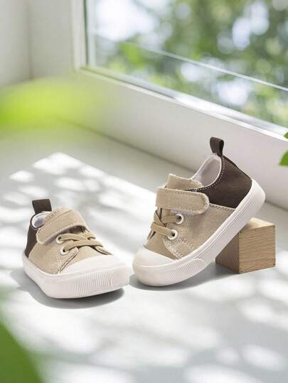 1 双卡其色帆布钩环平底休闲运动鞋，适合日常穿着和锻炼