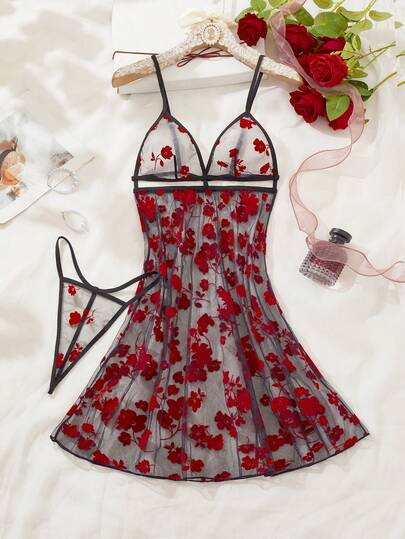 性感透视女士内衣套装，包含浪漫睡裙和丁字裤