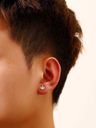 2 对简约时尚情侣枫叶不锈钢耳钉，适合日常佩戴，是情人节、生日、情侣周年纪念的理想礼物