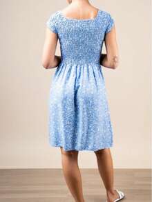 Sukienka midi z marszczeniami w kwiaty i rękawami typu cap dla kobiet