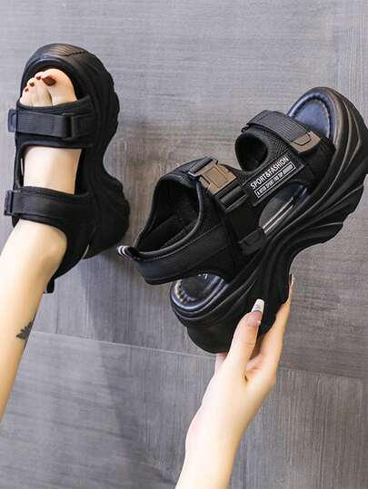 女式夏季坡跟厚底运动凉鞋，带钩环和字母带，舒适学生人字拖