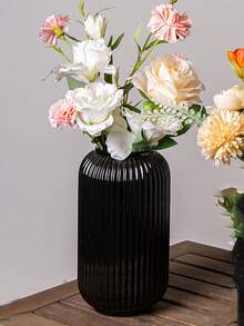 1 buc. Vază verticală neagră, modernă, minimalistă, cu linii netede și textură lucioasă, potrivită pentru alb și alte culori de amplasare a florilor artificiale. Este potrivită pentru măsuța de cafea modernă în sufragerie, noptieră nordică în dormitor și alte decorațiuni ale spațiului de acasă, adăugând un stil elegant interiorului.