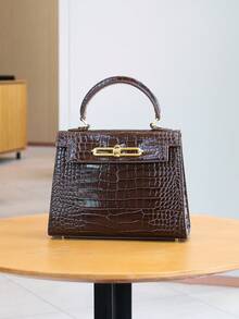2025年高级凯莉夏季新款时尚女包，咖啡色鳄鱼压纹铂金包，适合OL通勤和百搭办公室使用，小巧结构化方包，百搭单肩斜挎包