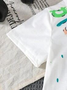 Set da 2 pezzi per ragazzi giovani, composto da t-shirt con stampa artistica a doodle e lettering casual, e pantaloncini di jeans, per uso quotidiano estivo, all'aperto, feste e vacanze, abbigliamento estivo per ragazzi 4-7 anni, moda per ragazzi