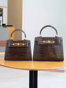 2025年高级凯莉夏季新款时尚女包，咖啡色鳄鱼压纹铂金包，适合OL通勤和百搭办公室使用，小巧结构化方包，百搭单肩斜挎包