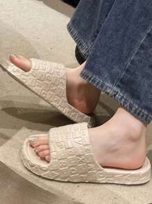 A Pair Of Lightweight Embossed Slippers, Girl's Summer Bath Slippers, Fashionable Flat-Bottomed Beach Slippers For Going Out, And Thick-Soled Non-Slip Slippers For Couples Indoors And At Home.