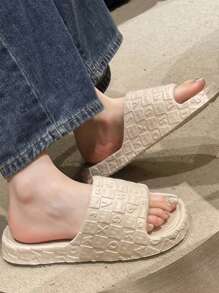 A Pair Of Lightweight Embossed Slippers, Girl's Summer Bath Slippers, Fashionable Flat-Bottomed Beach Slippers For Going Out, And Thick-Soled Non-Slip Slippers For Couples Indoors And At Home.