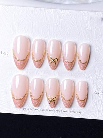 10 st handgjorda franska korta nagelklistermärken. Detta nagelkonstset innehåller 5 färger: vit, rosa, guld, blå och gul, med en charmig och bedårande design. Varje nagelklistermärke är dekorerat med handmålade vinstocksmönster som slingrar sig längs den metalliska franska kanten och är utsmyckat med guld- och diamantrosettdetaljer.