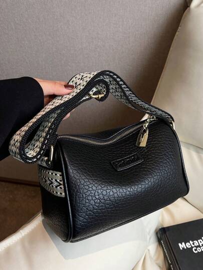 Bolsa tiracolo de couro sintético preta, tipo almofada, com zíper de metal, alça de ombro pied-de-poule, logotipo da marca, fivela de metal, para guardar pequenos itens, simples e moderna, textura macia, resistente ao desgaste, adequada para viagens diárias, compras, deslocamento diário, encontros e para sentar em cafés ao ar livre.