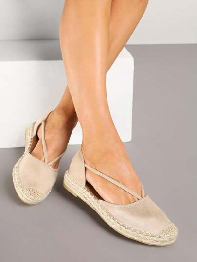 Espadrilles mit geflochtener Sohle und seitlichen Aussparungen