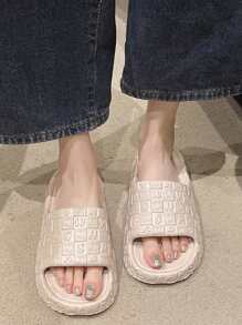 A Pair Of Lightweight Embossed Slippers, Girl's Summer Bath Slippers, Fashionable Flat-Bottomed Beach Slippers For Going Out, And Thick-Soled Non-Slip Slippers For Couples Indoors And At Home.