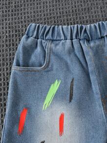Set da 2 pezzi per ragazzi giovani, composto da t-shirt con stampa artistica a doodle e lettering casual, e pantaloncini di jeans, per uso quotidiano estivo, all'aperto, feste e vacanze, abbigliamento estivo per ragazzi 4-7 anni, moda per ragazzi