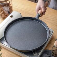 1 pièce Poêle à frire en fonte de 7,87/10,23 pouces avec un manche en bois. Elle a une surface antiadhésive et convient pour la préparation d'omelettes et de crêpes. C'est un ustensile de cuisine polyvalent pour le petit-déjeuner et la préparation de crêpes.