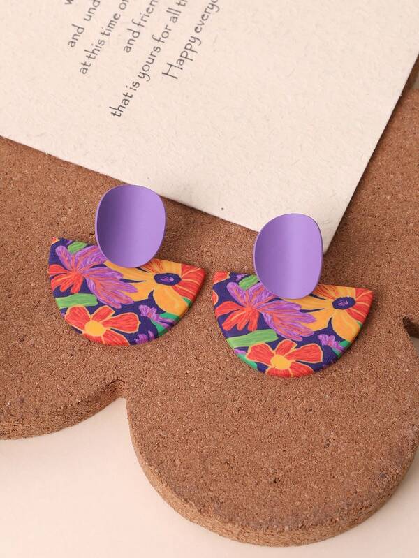 زوج من أقراط الوجه الأرجواني المزخرف اليدوية المصنوعة من الطين الناعم، شكل مبالغ فيه ومتقن، مناسبة للنساء في المناسبات والحفلات والإطلالات اليومية