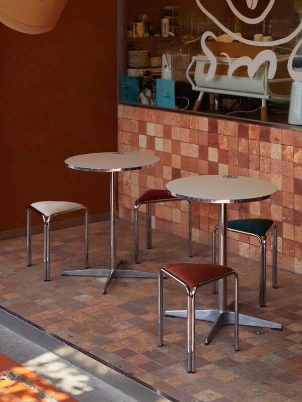 Dreieckiger Hocker aus Stoff im Vintage-Stil, Frisiertischhocker, stapelbarer Retro-Hausstuhl, Mehrzweckhocker aus Edelstahl, luxuriöser Wohnhocker mit weichem Kissen, geeignet für Schlafzimmer, Wohnzimmer, Café, Esszimmer, Bar, auch als kleine Schuhbank im Eingangsbereich