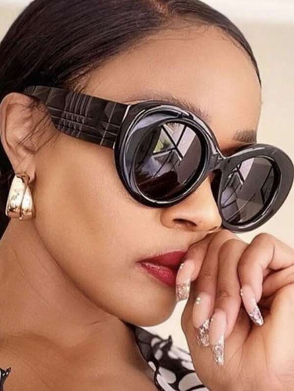 Fashionable Round-Frame Glasses With Wide Legs, Which Are More Fashionable, Come In Black Frames With Grey Lenses And Leopard-Print Frames With Brown Lenses, Them A Great Choice For Street Fashion Accessories.